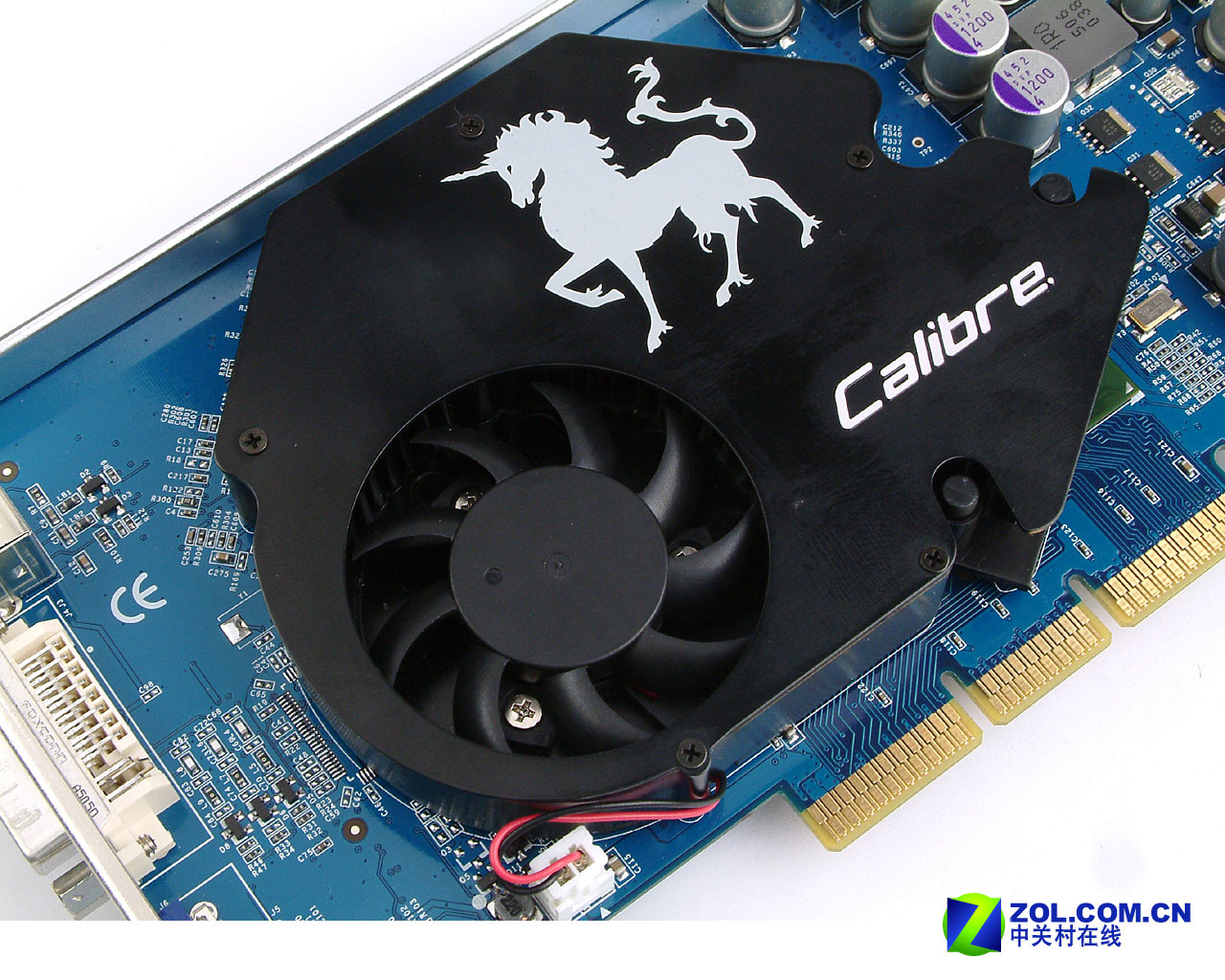 一块GeForce 6600卖199美金?真有这样的事儿吗?嘿嘿,您还真别不信,近日,著名N卡厂商旌宇就推出了一款这样的产品。 Calibre A600外观 Calibre A600包装 如上图所示,在这款产品上,旌宇启用了一个全新的品牌Calibre。Calibre是古式英文的拼写,后缀原来是caliber,意为杰出的、有才干的。和它的名称一样,Calibre显卡追求的就是极致的性能,就像它所推崇的3个品质: Elegance(高贵):从显卡的外观上就可以看出,精致的做工,极致的