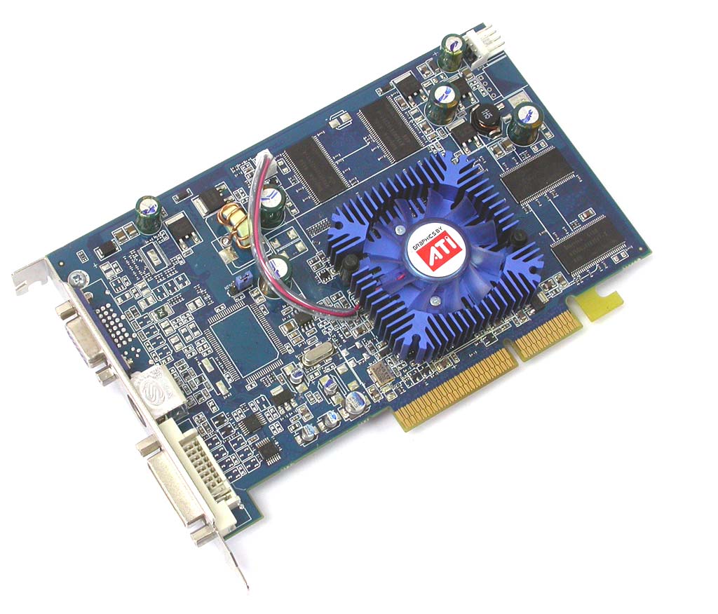 蓝宝Radeon X700SE正面(点击放大) 我们收到的是来自蓝宝科技的一款Radeon X700SE工程样品,从图中可以看到,这是一款基于传统AGP8X总线的产品,它仍然使用了蓝宝一贯的蓝色PCB,只是在长度上要比Radeon X700标准版明显短上一截。蓝宝Radeon X700SE的核心工作频率为400MHz,与标准版的X700完全相同;而换为TSOP封装的GDDR1显存颗粒后,这款显卡的显存频率被设定在了500MHz的水平上,较标准版700MHz的频率降低了200MHz。 蓝宝Radeo
